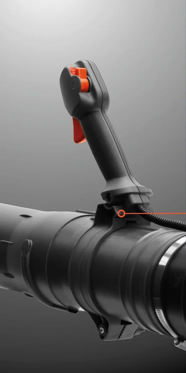 Tube-mounted throttle handle with orange trigger on the Husqvarna 580BTS blower tube